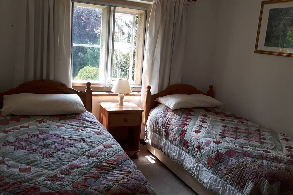 Beautiful Cotswolds farm house with period features and a beautiful garden. in Oxfordshire