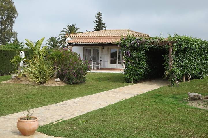 Casa para 2 personas, con jardín y piscina, Se admiten mascotas en Conil de la Frontera