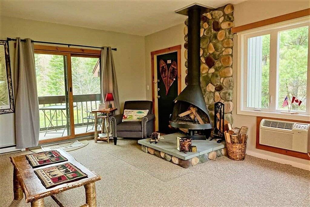Ganze Wohnung, Cozy, relaxing condo overlooking Whiteface Club Resort near Jackrabbit trail. in Lake Placid, Adirondack Mountains