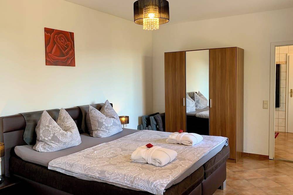 Ganze Wohnung, Villa Warzenburg, Fewo-2 mit Panorama-Blick, Balkon und Kamin. Urlaub mit Hund. in Friedrichroda, Rennsteig