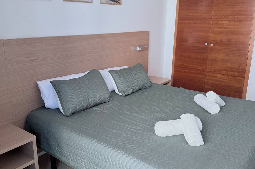 Ganze Wohnung, Beach, Parking & Pool – Central Stay Just 600m from the Sea in Central Lloret de Mar, Lloret de Mar