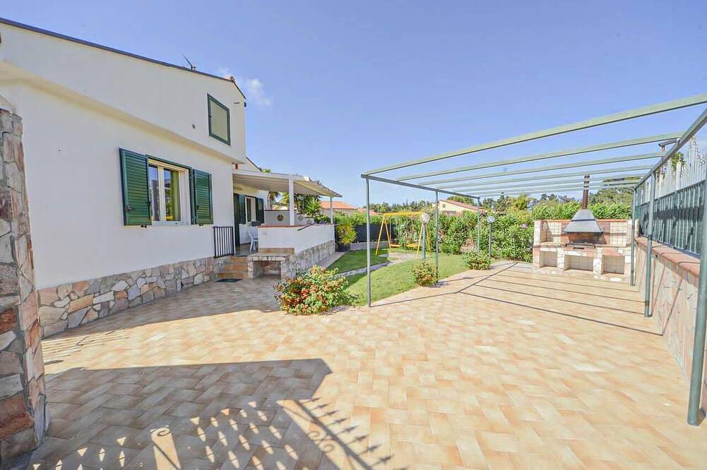Villa per 6 Persone in Campofelice di Roccella, Provincia di Palermo
