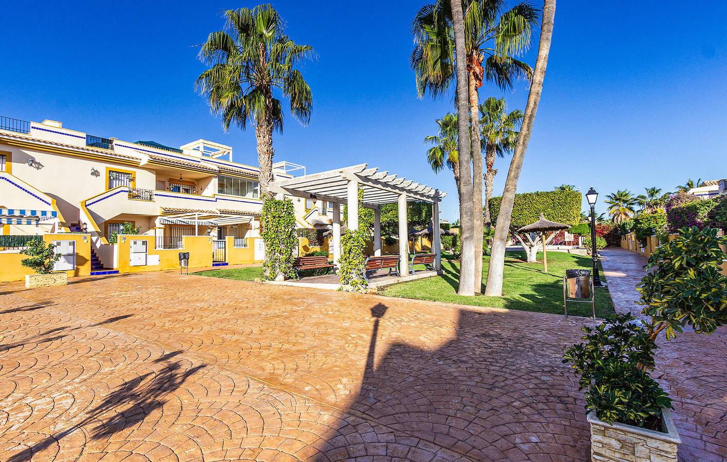 Gemütliches Apartment mit Pool und Terrasse, 1,5 km von Playa de Campoamor entfernt in Lomas de Don Juan, Orihuela