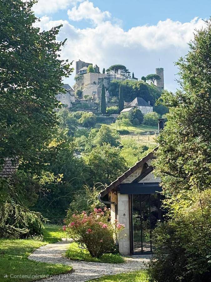 Location de vacances pour 2 personnes, avec Terrasse ainsi que Jardin et Vue à Turenne - 2
