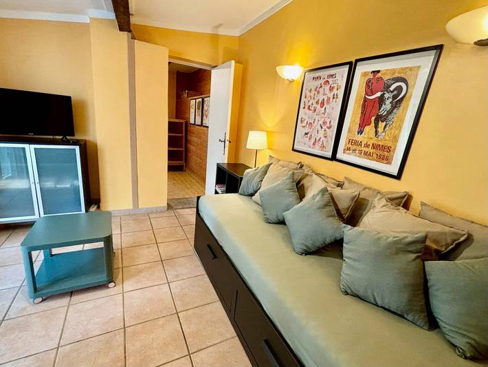 Holiday Home 'Mazet' with Private Terrace, Private Garden and Wi-Fi in Nîmes, Nimes region