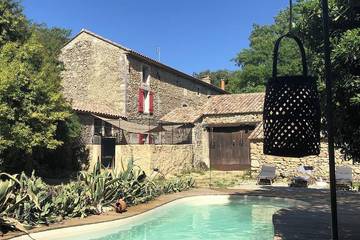 Gîte pour 4 personnes, avec terrasse ainsi que piscine et jardin à Bollène