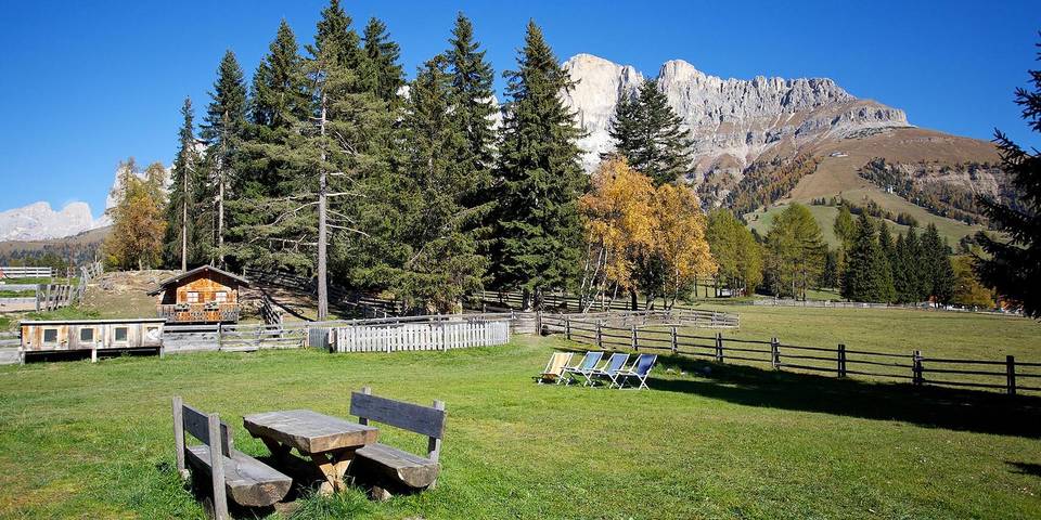 Apartamento entero, Apartamento "Angerle Alm Apt Rosengarten" con balcón privado, jardín compartido y wifi in Karersee, Nova Levante