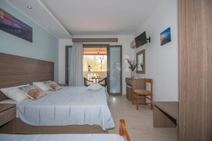 Ferienwohnung für 3 Personen, mit Ausblick und Pool sowie Garten in Kalamaki - 3