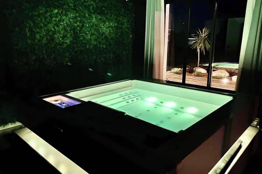La maison Spa d'alessia with whirlpool bath and private pool, Isle sur la sorgue in L'Isle-sur-la-Sorgue, Vaucluse