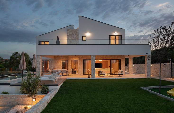 Ferienhaus für 9 Personen, mit Balkon/Terrasse und Garten sowie Pool und Sauna in Sveti Petar na Moru