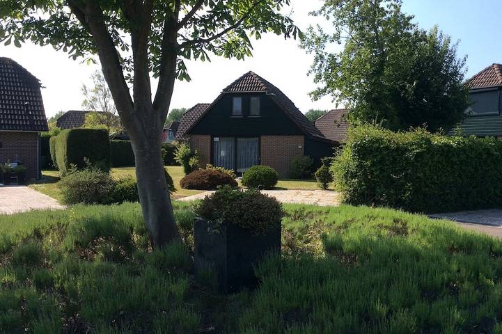 Vacation rental for 6 people, with yard and terrace in Zeeland