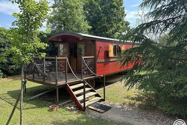 Location de vacances pour 4 personnes, avec piscine et jardin à Bâgé-la-Ville