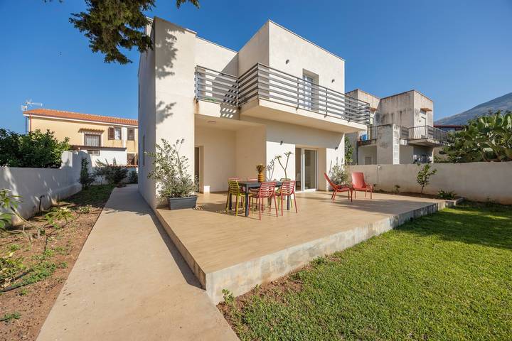 Casa vacanza per 6 persone, con Balcone e Giardino a Carini