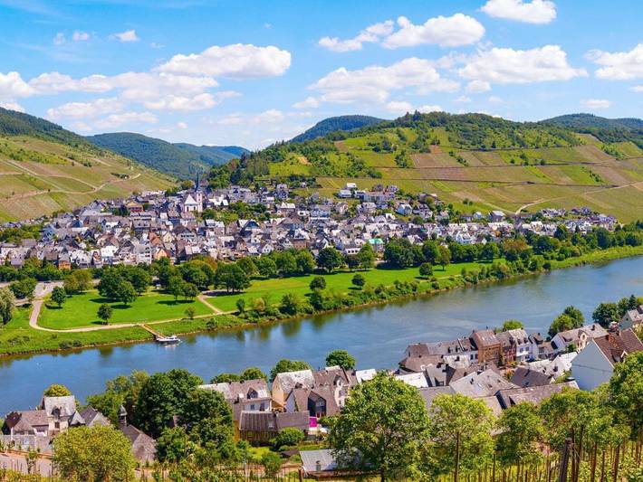 Ferienwohnung für 7 Personen, mit Ausblick und Balkon in Kröv