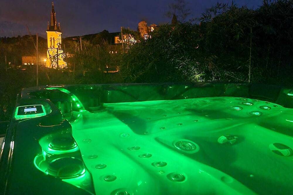 Maison avec Spa et sauna dans les pierres dorées. Vue imprenable sur le château. in Jarnioux, Beaujolais