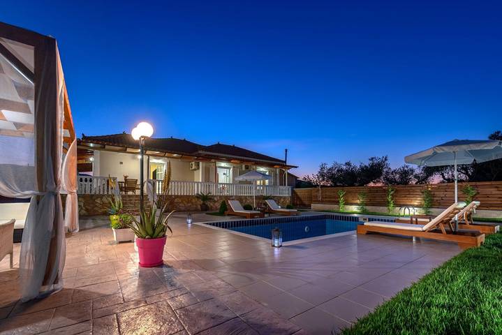 Villa voor 8 personen, with balkon/terras and terras as well as zwembad in