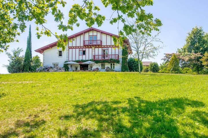 Location de vacances pour 2 personnes, avec piscine ainsi que vue et jardin à Espelette - 3