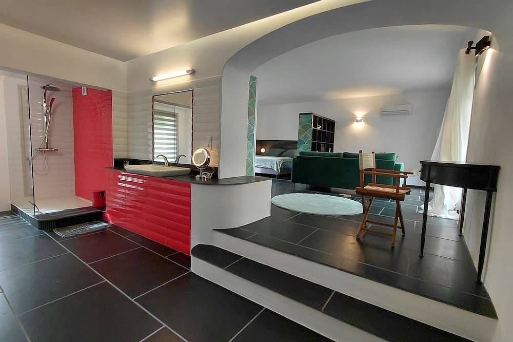 Appartement entier, Charmant appartement de caractère de 90 mq dans ancienne maison en pierres in Saint-Paulet-de-Caisson, Région de Nîmes