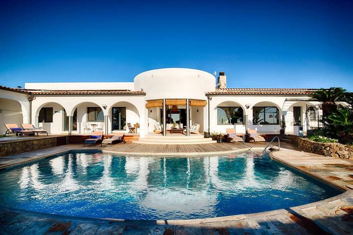 Chambre d’hôte pour 2 personnes, avec Balcon et Jacuzzi ainsi que Terrasse et Jardin à Roses