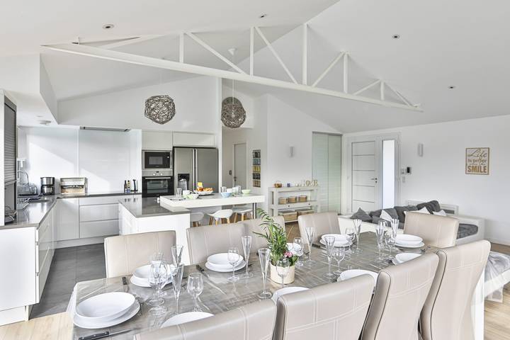 Location de vacances pour 10 personnes, avec vue ainsi que jardin et piscine, adapté aux familles dans Port Bourgenay - 3