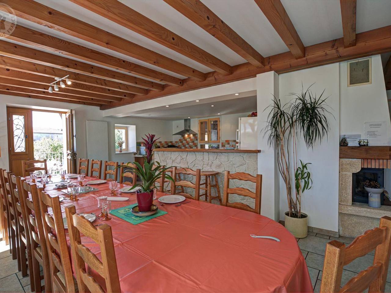 Gîte spacieux avec 6 chambres, cheminée et terrain de pétanque en pleine campagne in Chirassimont, Région de Roanne