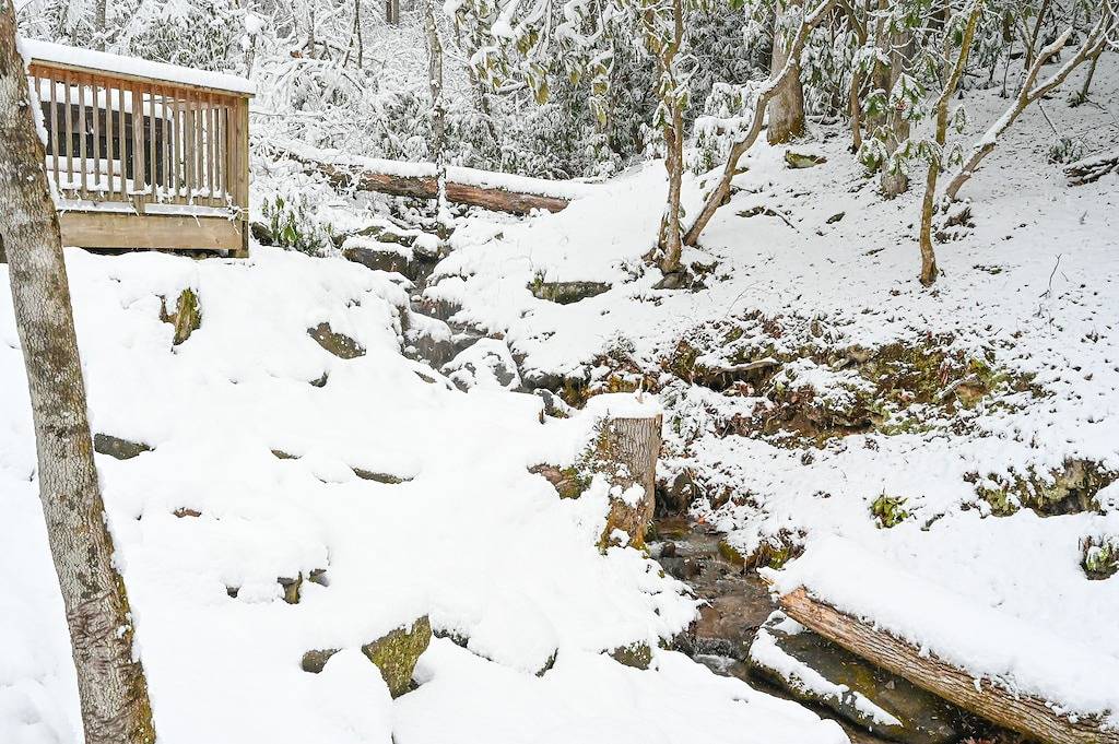 Pet Friendly, Polar Express, Hot tub, babbling creek in Cherokee, Swain County