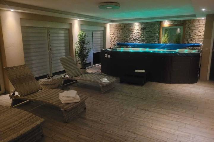 Feriehus for 20 personer, sauna og balkong i tillegg til hage og jacuzzi i Eifel