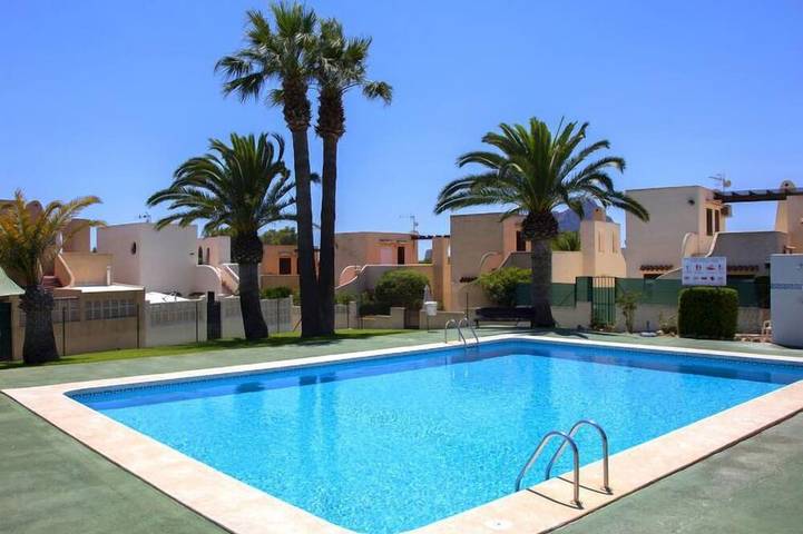 Bungalow pour 6 personnes, avec terrasse ainsi que jardin et piscine à Calpe