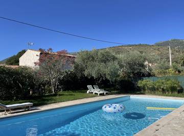 Gîte pour 4 personnes, avec terrasse ainsi que jardin et piscine dans les Alpes maritimes