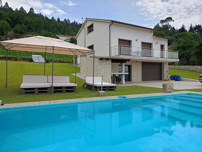 Apartamento para 10 personas, con jardín además de piscina y vistas en Comarca de Noia