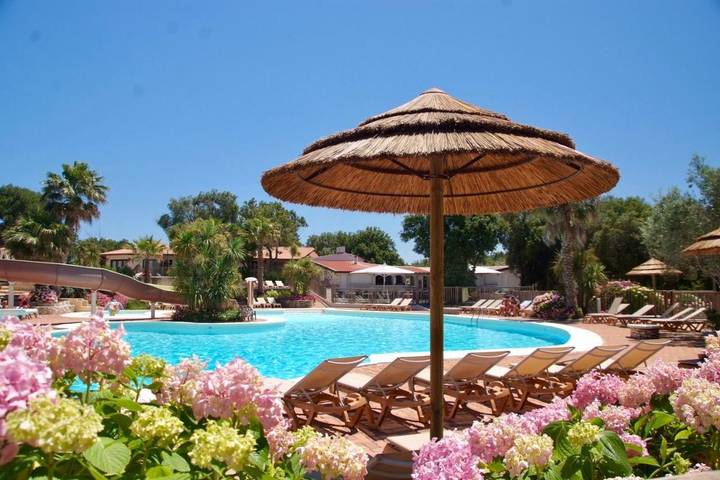 Club vacances pour 2 personnes, avec Balcon et Terrasse ainsi que Jacuzzi et Jardin en Corse-du-Sud