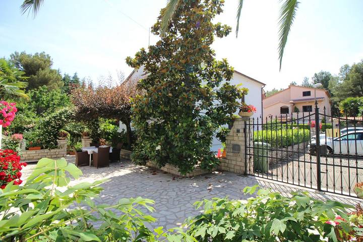 Ferienwohnung für 4 Personen, mit Terrasse und Garten, kinderfreundlich in Poreč - 2