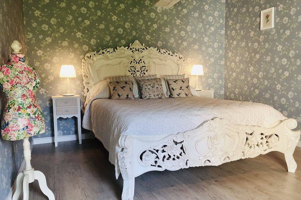Idyllic and rustic cottage in stunning grounds with private terrace in Le Fleix, Périgord Pourpre