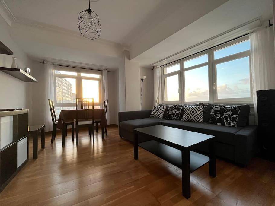 Apartamento entero, Three-Bedroom Apartment in Praia do Orzán (La Coruña), La Coruña
