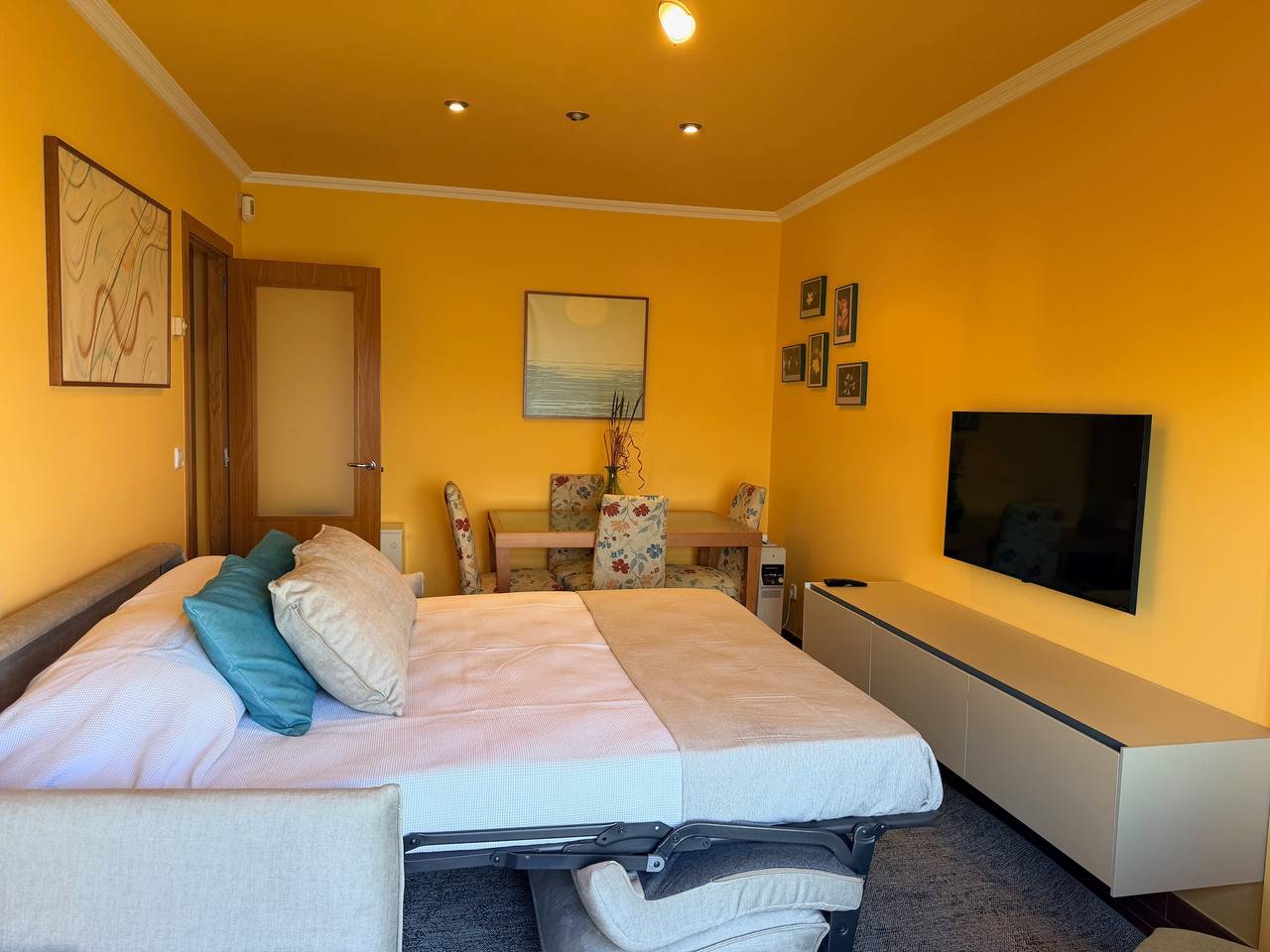 Apartamento vacacional entero, 2 Bed Apt Sleeps 4 - Two Tvs - Free Parking in Portonovo, Sanxenxo