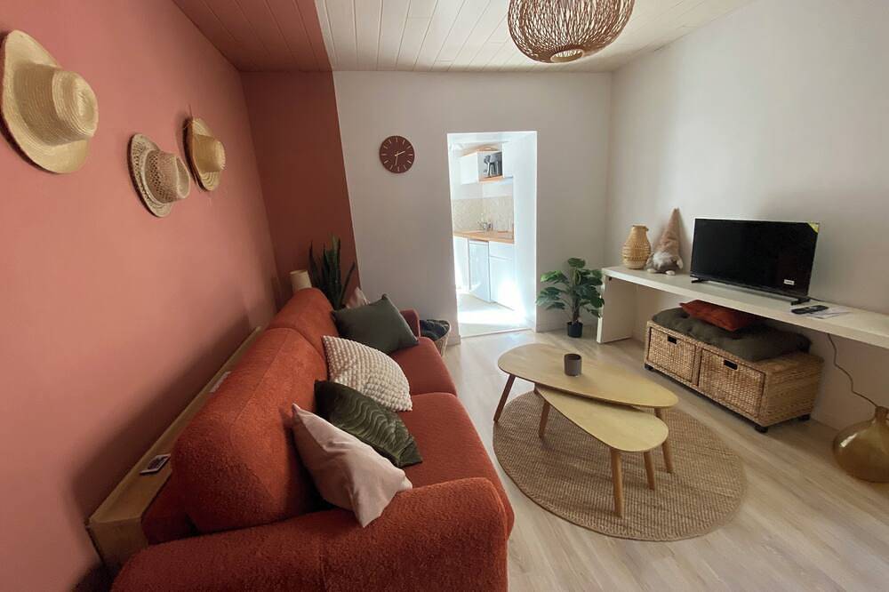 Entire apartment, Cosy new studio with private courtyard in Bourg-Saint-Andéol, Privas