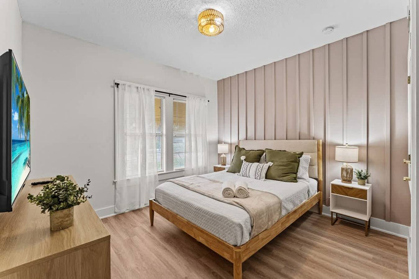 Super Boho Waterfront Retreat w Fishing Views in Kissimmee, Osceola County