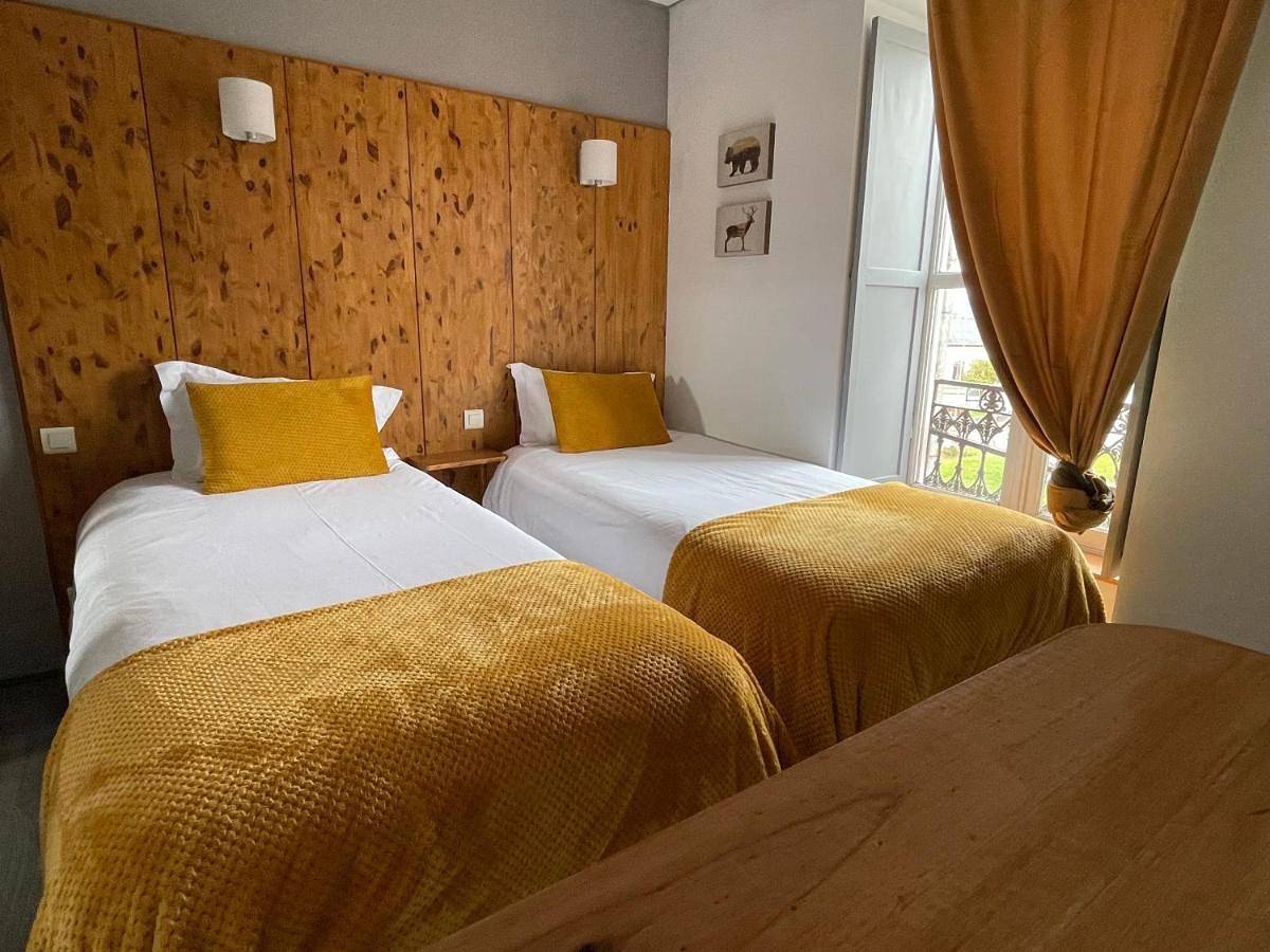 Twin Room in Oloron-Sainte-Marie, Béarn