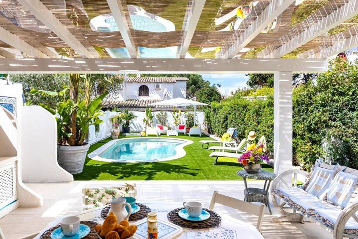 Chalet para 8 personas, con vistas además de piscina y jardín, Familias con niños en Capitana