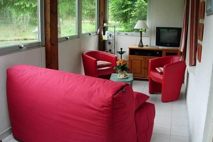 Chalet surplombant un étang dans un cadre verdoyant. in Augignac, Parc naturel régional Périgord-Limousin
