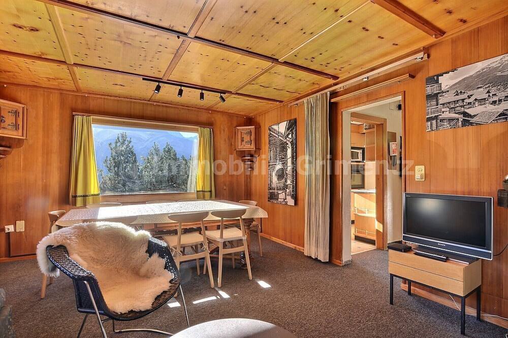 Chalet de confort moyen sur 2 étages pour 8 personnes, salon avec cheminée, cuisine séparée avec lav in Grimentz, Anniviers