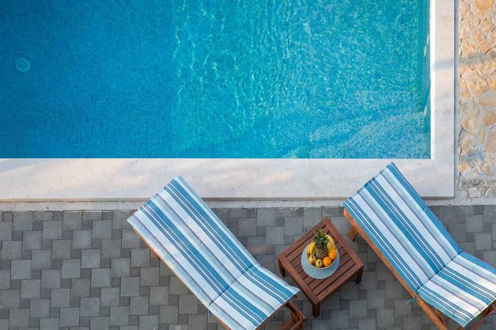 Villa Calma with Swimming Pool in Sevid, Condado de Split-Dalmácia