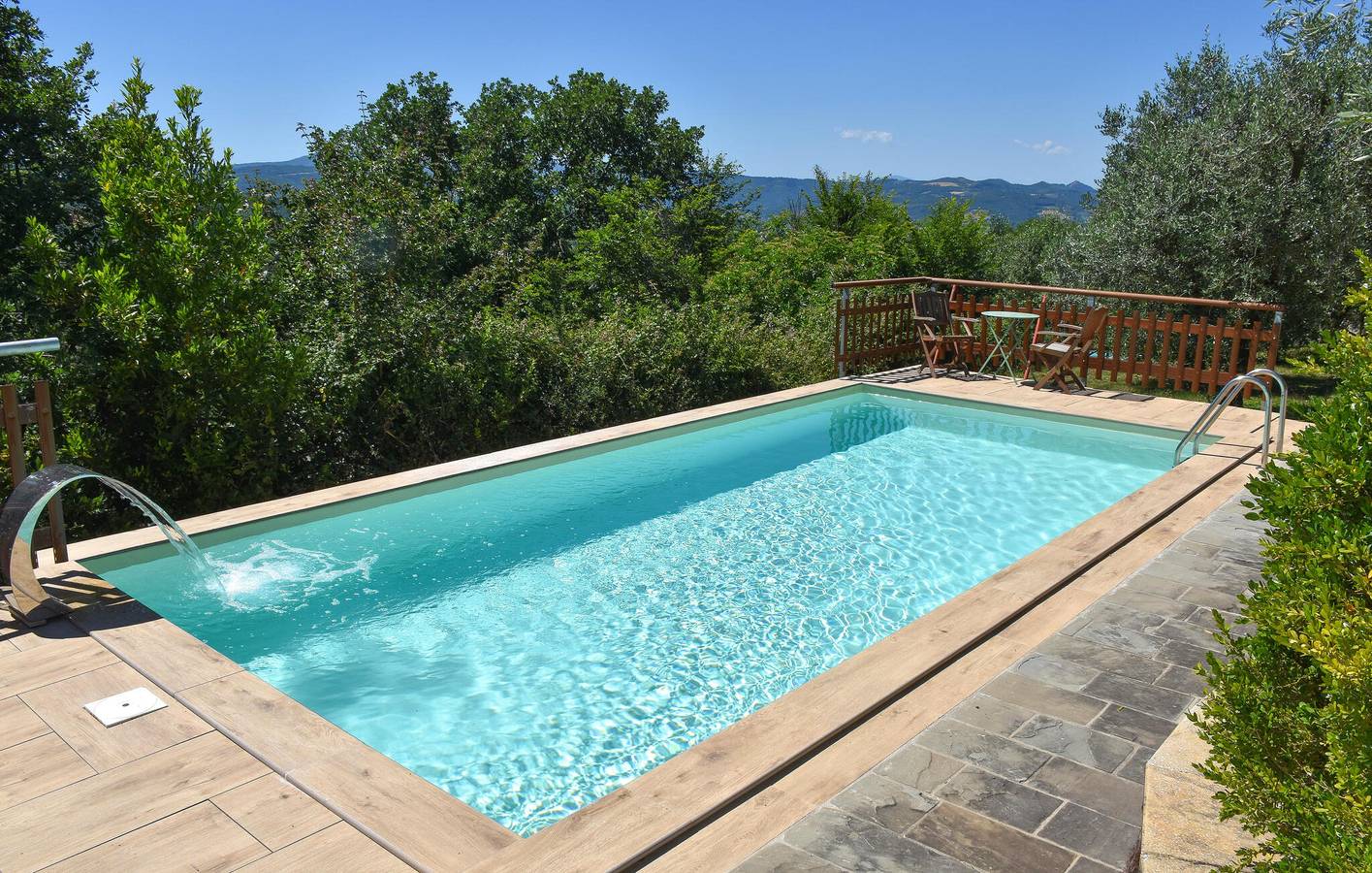 Appartamento con giardino a bordo piscina e parcheggio in Umbertide, Valtiberina