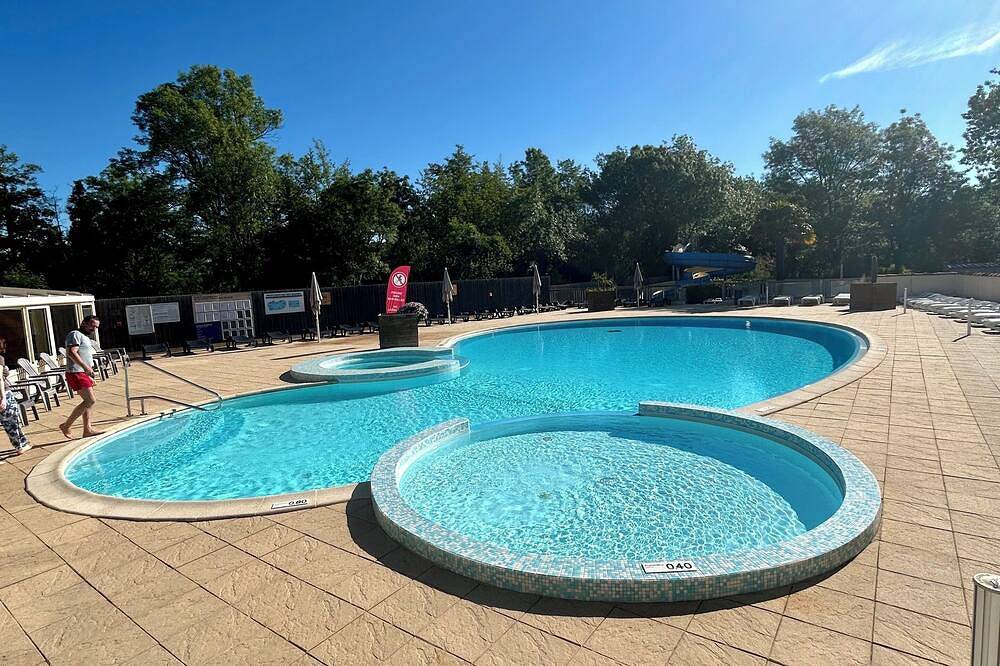 Mobilhome à 4 Kils de la Station Balnéaire la Tranche sur mer in Angles, Vendée