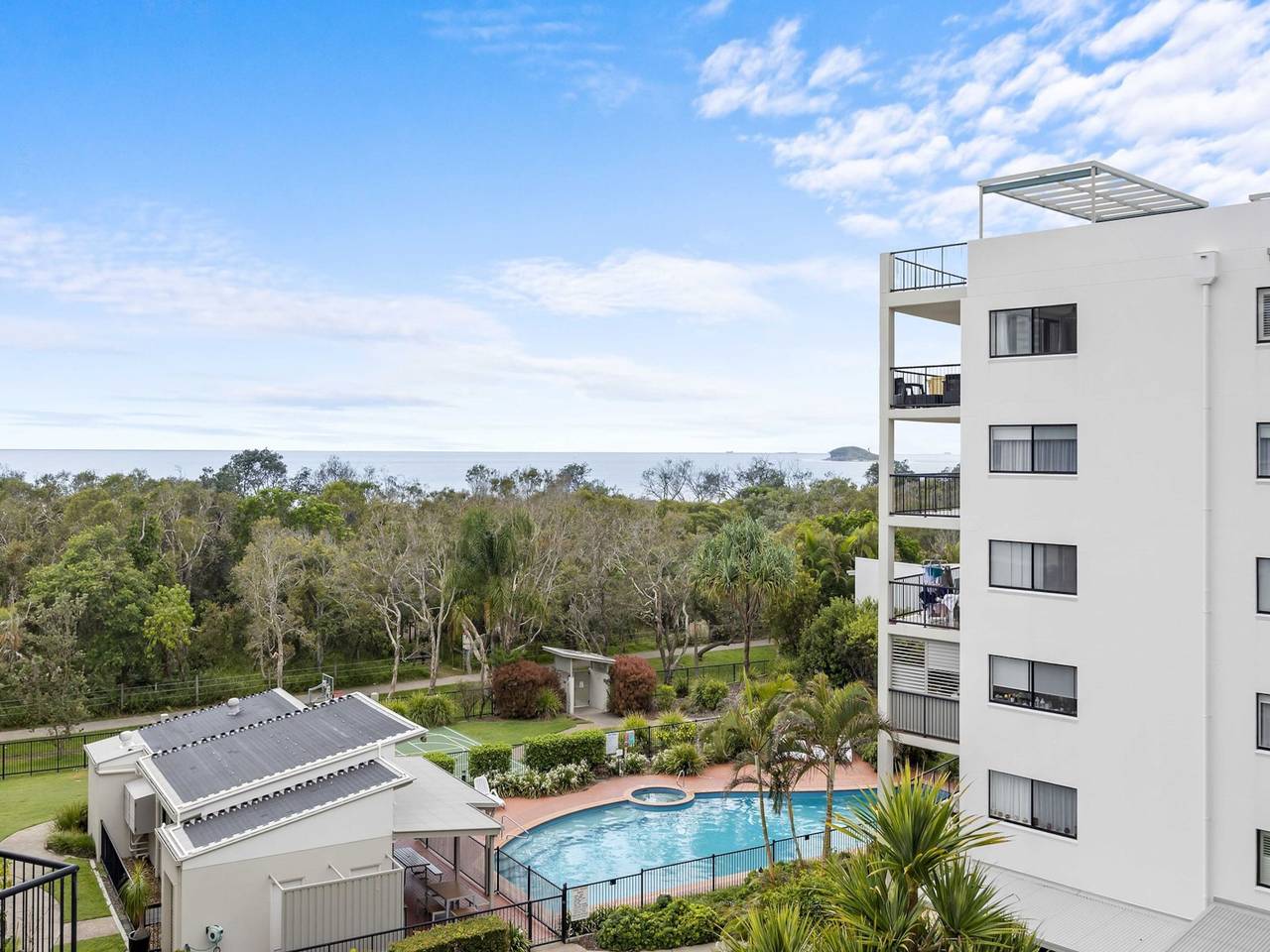Entire apartment, Beachside 3-Bed with Bbq, Pool, Gym in Mudjimba, Sunshine Coast