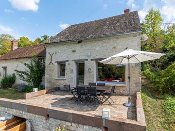 Location de vacances pour 6 personnes, avec terrasse ainsi que piscine et jardin à Yèvre-la-Ville