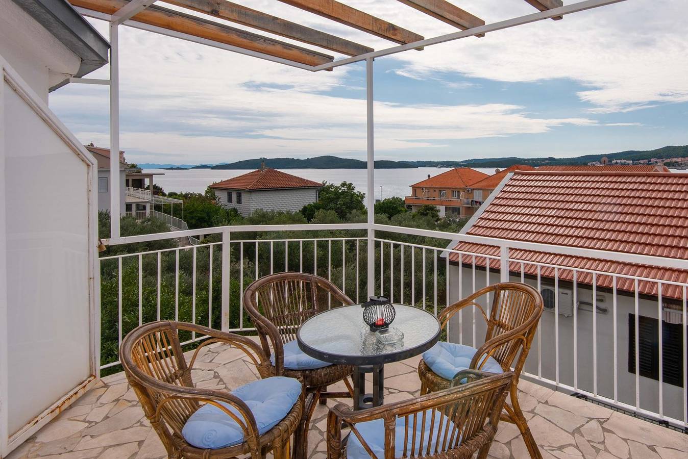 Entire apartment, Great 2+1 Apartment with sea view balcony and very close to the sea. in Kuciste, Dubrovnik-Neretva