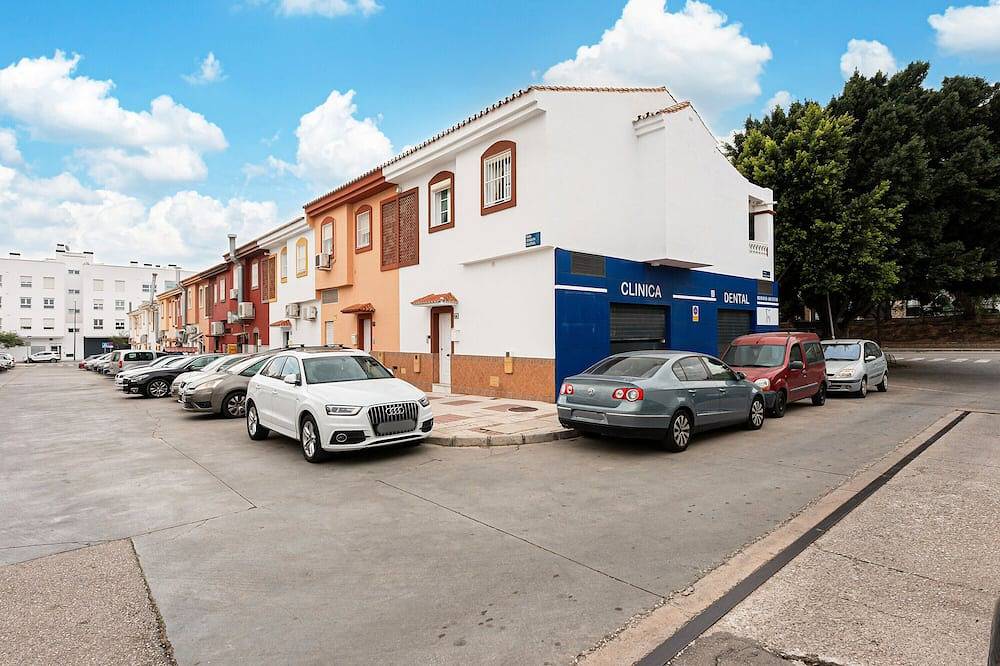 Apartamento entero, Apartamento 'Manoli' con vistas a la montaña, Wi-Fi y aire acondicionado in Campanillas, Málaga
