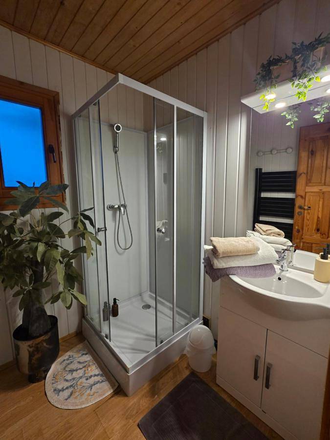 Gîte pour 4 personnes, avec terrasse ainsi que piscine et vue dans Grand lac de Laffrey - 3