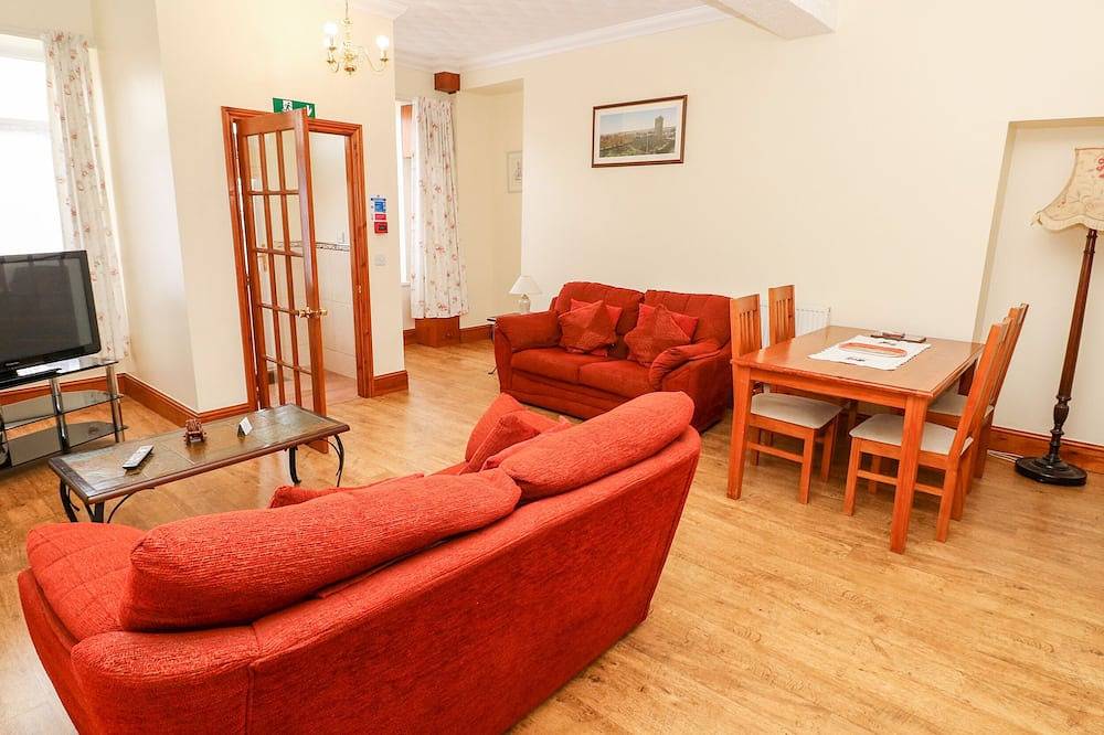 Adeline, pet friendly, with a garden in Pembrey in Burry Port, Carmarthenshire